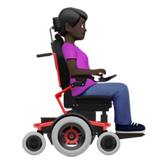 Женщина в моторизованной инвалидной коляске, смотрящая вправо: темный оттенок кожи для Apple iOS 18.4