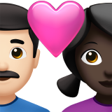 Couple avec coeur - Homme : peau claire, femme : peau foncée pour Apple iOS 26.4