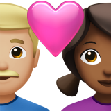 Couple avec cœur - Homme : teint moyen-clair, Femme : teint moyen-foncé pour Apple iOS 26.4