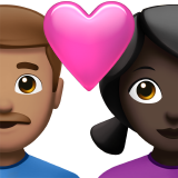 Couple avec coeur - Homme : peau moyenne, femme : peau foncée pour Apple iOS 26.4