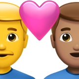 Casal com coração - Homem: Sem tom de pele, Homem: Tom de pele médio para Apple iOS 26.4