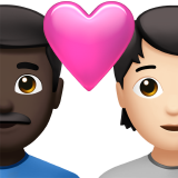 Casal com coração: homem, pessoa, tom de pele escuro, tom de pele claro para Apple iOS 26.4