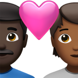 Casal com coração: homem, pessoa, tom de pele escuro, tom de pele médio-escuro para Apple iOS 26.4