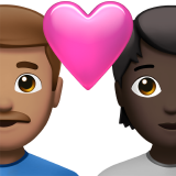 Casal com coração: homem, pessoa, tom de pele médio, tom de pele escuro para Apple iOS 26.4