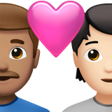 Casal com coração: homem, pessoa, tom de pele médio, tom de pele claro para Apple iOS 26.4