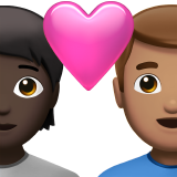 Pasangan Berhati: Orang, Pria, Warna Kulit Gelap, Warna Kulit Sedang untuk Apple iOS 26.4