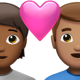 Couple avec cœur : personne, homme, teint moyen-foncé, teint moyen pour Apple iOS 26.4
