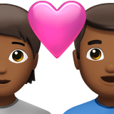 Casal com coração: Pessoa, Homem, Tom de pele médio-escuro para Apple iOS 26.4