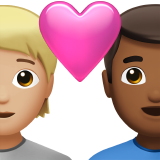 Pasangan Berhati: Orang, Pria, Warna Kulit Cerah-Sedang, Warna Kulit Gelap-Sedang untuk Apple iOS 26.4