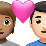 Casal com coração: Pessoa, Homem, Tom de pele médio, Tom de pele claro para Apple iOS 26.4