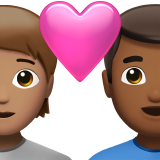 Couple avec cœur : personne, homme, teint moyen, teint moyen-foncé pour Apple iOS 26.4
