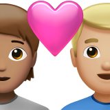 Casal com coração: Pessoa, Homem, Tom de pele médio, Tom de pele médio-claro para Apple iOS 26.4