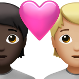 Pasangan dengan hati: dewasa, dewasa, warna kulit gelap, warna kulit cerah-sedang untuk Apple iOS 26.4