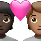 Pasangan dengan hati: dewasa, dewasa, warna kulit gelap, warna kulit sedang untuk Apple iOS 26.4