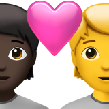 <p>Paare mit Herz: Person, Person, dunkle Hautfarbe, keine Hautfarbe</p> für Apple iOS 26.4