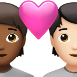 Pasangan dengan hati: dewasa, dewasa, warna kulit gelap-sedang, warna kulit cerah untuk Apple iOS 26.4