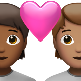 Pasangan dengan hati: dewasa, dewasa, warna kulit gelap-sedang, warna kulit sedang untuk Apple iOS 26.4