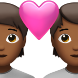 Casal com coração: Pessoa, Pessoa, Tom de pele médio-escuro para Apple iOS 26.4