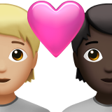 Pasangan dengan hati: dewasa, dewasa, warna kulit cerah-sedang, warna kulit gelap untuk Apple iOS 26.4