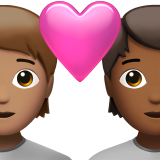 Pasangan dengan hati: dewasa, dewasa, warna kulit sedang, warna kulit gelap-sedang untuk Apple iOS 26.4