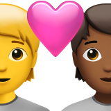 Casal com coração: Pessoa, Pessoa, Sem tom de pele, Tom de pele médio-escuro para Apple iOS 26.4