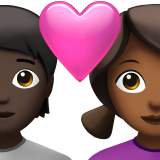 <p>Paare mit Herz: Person, Frau, Hautfarbe dunkel, Hautfarbe mittel-dunkel</p> für Apple iOS 26.4