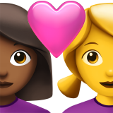 Casal com coração - Mulher: Tom de pele médio-escuro, Mulher: Sem tom de pele para Apple iOS 26.4