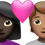 Couple avec cœur : femme, personne, teint foncé, teint moyen pour Apple iOS 26.4