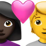 Casal com coração: mulher, pessoa, tom de pele escuro, sem tom de pele para Apple iOS 26.4