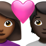 Casal com coração: mulher, pessoa, tom de pele médio-escuro, tom de pele escuro para Apple iOS 26.4