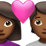 Pasangan Berhati: Wanita, Orang, Warna Kulit Sedang-Gelap untuk Apple iOS 26.4