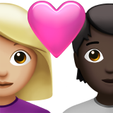 Casal com coração: mulher, pessoa, tom de pele médio-claro, tom de pele escuro para Apple iOS 26.4
