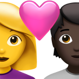 Pár se srdcem: žena, osoba, žádný tón pleti, tmavý tón pleti pro Apple iOS 26.4