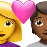 Couple avec cœur : femme, personne, sans teint, teint moyen-foncé pour Apple iOS 26.4