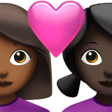 Cặp đôi với trái tim: phụ nữ, phụ nữ, màu da tối trung bình, màu da tối cho Apple iOS 26.4
