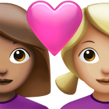 זוג עם לב: אישה, אישה, גוון עור בינוני, גוון עור בהיר בינוני עבור Apple iOS 26.4