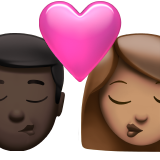 จูบ - ผู้ชาย: สีผิวเข้ม, ผู้หญิง: สีผิวปานกลาง สำหรับ Apple iOS 26.4