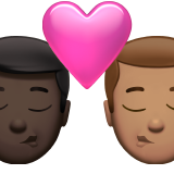 قبلة: رجل، ورجل، وبشرة بلون غامق، وبشرة بلون معتدل لـ Apple iOS 26.4