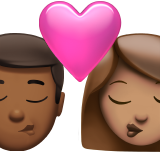 Beijo - Homem: Tom de pele médio-escuro, Mulher: Tom de pele médio para Apple iOS 26.4