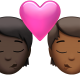 Sărut: persoană, persoană, ten închis, ten mediu-închis, ten mediu-închis pentru Apple iOS 26.4