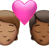 Berciuman: dewasa, dewasa, warna kulit sedang, warna kulit gelap-sedang untuk Apple iOS 26.4