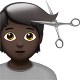 Personne Qui Se Fait Couper Les Cheveux: Peau Foncée pour Apple iOS 26.4