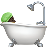 Persona que pren un bany: pell fosca per Apple iOS 26.4