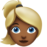 Wanita berambut pirang: warna kulit gelap-sedang untuk Apple iOS 26.4