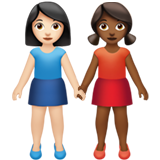 Duas Mulheres De Mãos Dadas: Pele Clara, Pele Morena Escura para Apple iOS 26.4