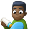 Homem Alimentando Bebê: Tom de Pele Escuro