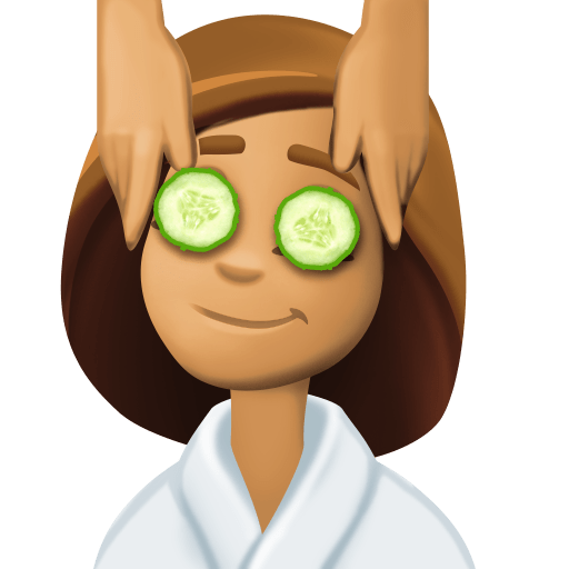 Mulher Recebendo Massagem Facial: Tom de Pele Médio