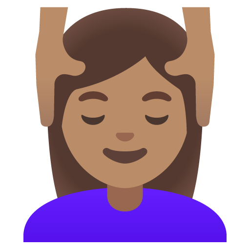 Женщине массируют лицо: средний тон кожи для Google 16.0