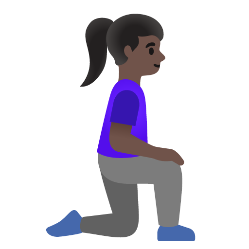 Mulher ajoelhada de frente para a direita: tom de pele escuro para Google 17.0