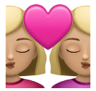 Baiser: Femme, Femme, Peau Moyennement Claire